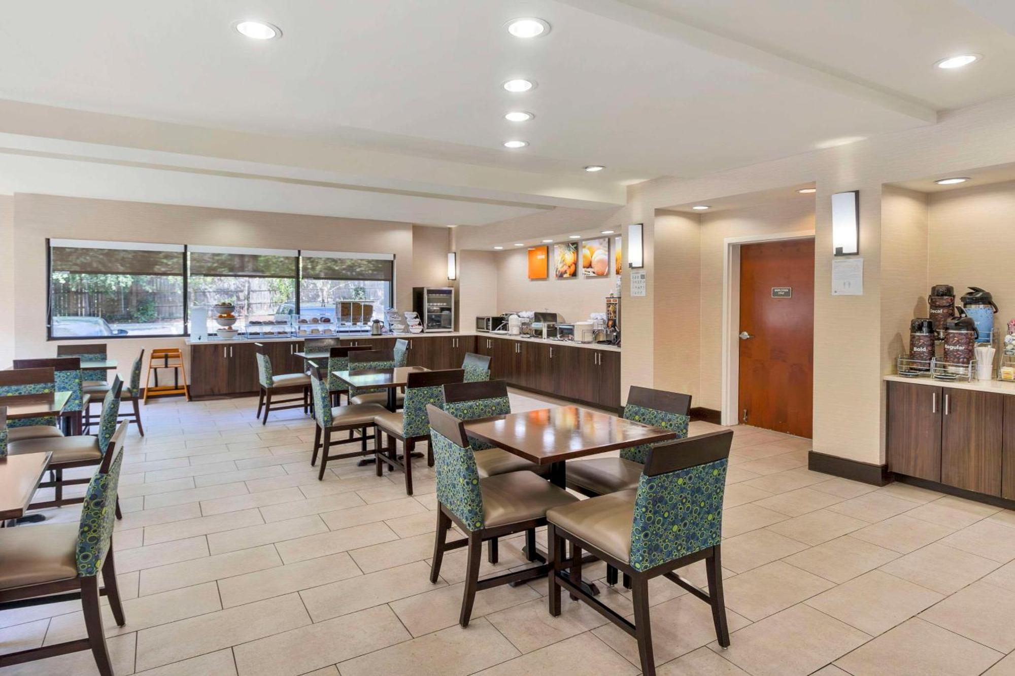 Comfort Suites Columbia Northeast - Fort Jackson Exterior photo