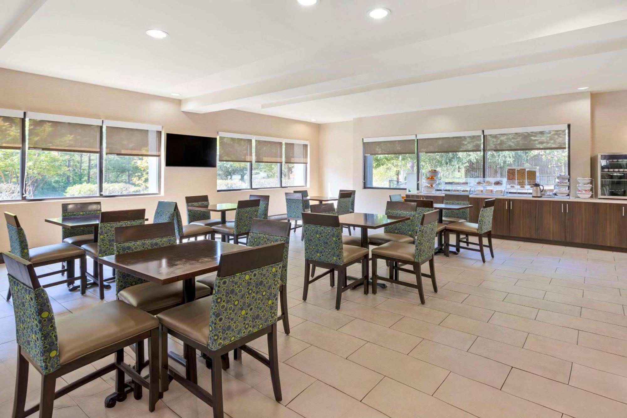 Comfort Suites Columbia Northeast - Fort Jackson Exterior photo